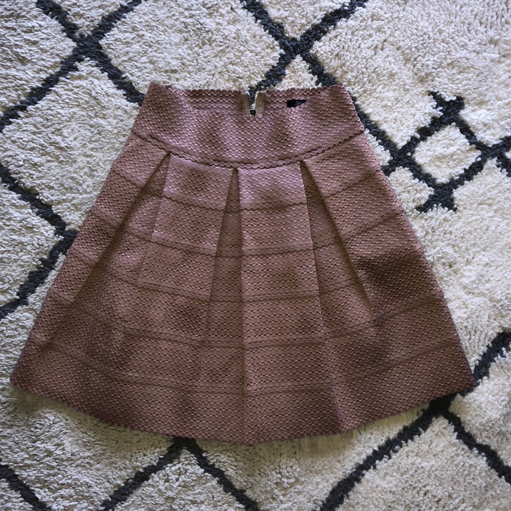 Cute bandage skirt for work and brunch! 💛